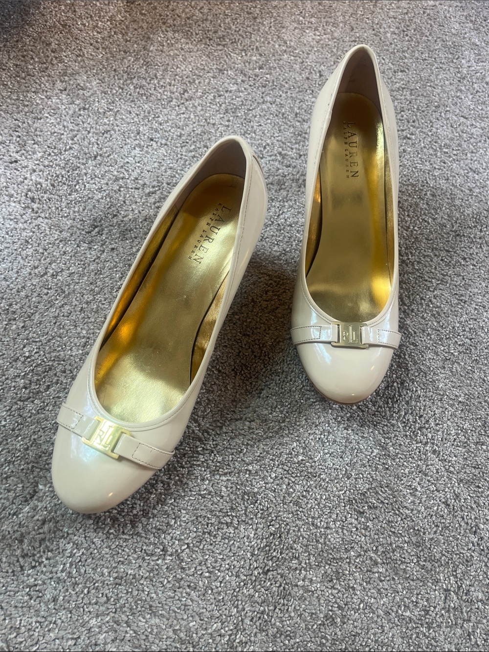 👠👠Lauren Ralph Lauren Gold Lined sz9.5 Gild Embellished Bisque 3” Pumps EUC